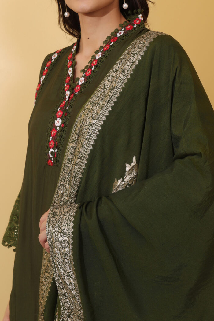 Women Elegant Mint Green Embroidered Kurta Set with Red Floral Dupatta - Image 2